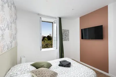 Télévision ou salle de divertissement dans l'établissement Chambre indépendante Rafale