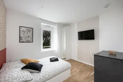 Télévision ou salle de divertissement dans l'établissement Chambre independante Grand-Voile