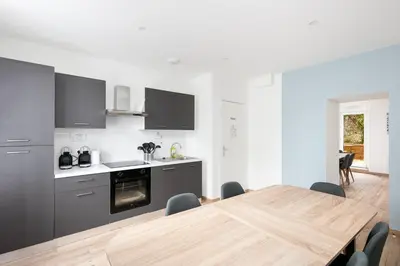 Cuisine ou kitchenette dans l'établissement Chambre independante Grand-Voile