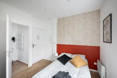 Un ou plusieurs lits dans un hébergement de l'établissement Chambre independante Grand-Voile