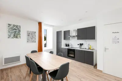 Cuisine ou kitchenette dans l'établissement Chambre indépendante Genois