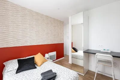 Un ou plusieurs lits dans un hébergement de l'établissement Chambre indépendante Genois
