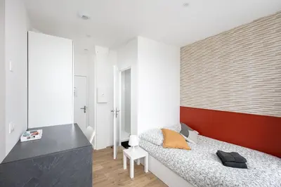 Un ou plusieurs lits dans un hébergement de l'établissement Chambre indépendante SPI