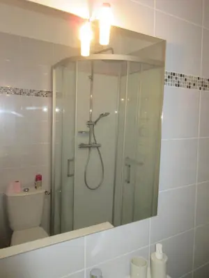 Salle de bains dans l'établissement Brav ehanou Morgat
