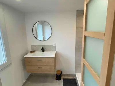 Salle de bains dans l'établissement Tiny house proche de la Plage