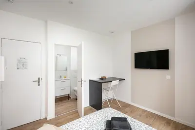 Télévision ou salle de divertissement dans l'établissement Chambre indépendante Trinquette