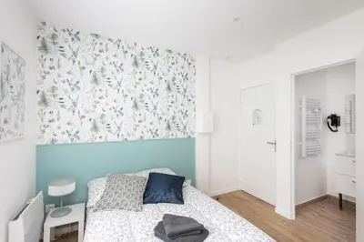 Un ou plusieurs lits dans un hébergement de l'établissement Chambre indépendante Cormoran