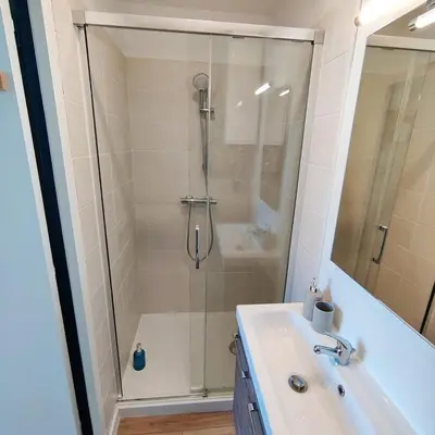 Salle de bains dans l'établissement Grand espace et confort à proximité des facultés