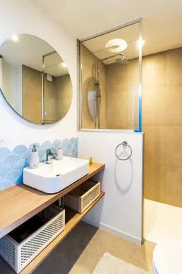 Salle de bains dans l'établissement Reve Bleu - Studio face a la mer avec balcon - Concarneau plage