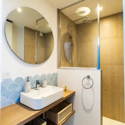 Salle de bains dans l'établissement Reve Bleu - Studio face a la mer avec balcon - Concarneau plage