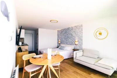 Coin salon dans l'établissement Reve Bleu - Studio face a la mer avec balcon - Concarneau plage
