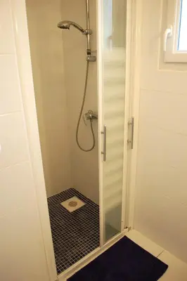 Salle de bains dans l'établissement Le Pénity, studio lumineux à Carnoët