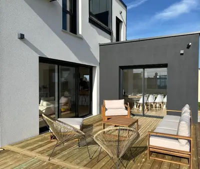 Coin salon dans l'établissement Maison neuve proche des plages