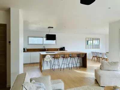 Cuisine ou kitchenette dans l'établissement Maison neuve proche des plages