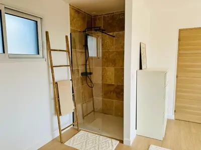 Salle de bains dans l'établissement Maison neuve proche des plages