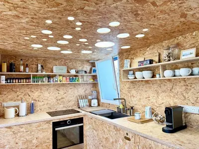 Cuisine ou kitchenette dans l'établissement Maison atypique, au coeur de Sainte Marine