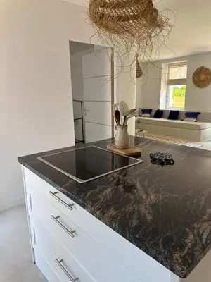Cuisine ou kitchenette dans l'établissement Maison Ka-za, jacuzzi meublé tourisme 3 étoiles