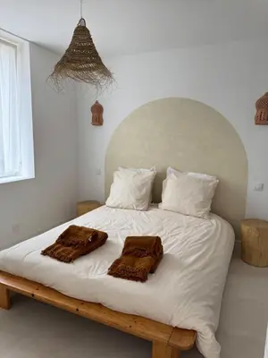 Un ou plusieurs lits dans un hébergement de l'établissement Maison Ka-za, jacuzzi meublé tourisme 3 étoiles