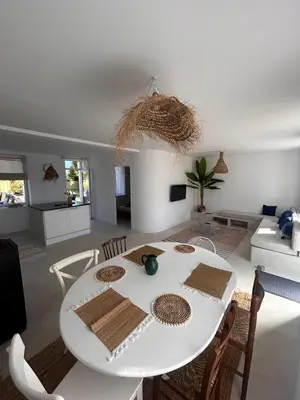 Coin salon dans l'établissement Maison Ka-za, jacuzzi meublé tourisme 3 étoiles