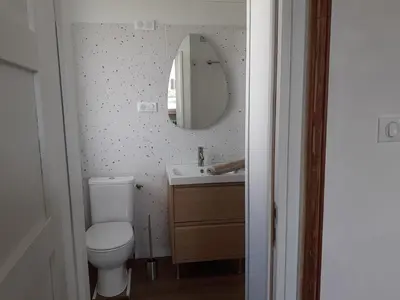Salle de bains dans l'établissement Les Chambres de Kérity