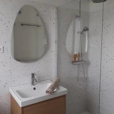 Salle de bains dans l'établissement Les Chambres de Kérity
