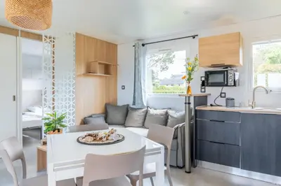 Cuisine ou kitchenette dans l'établissement Camping de la Corniche - Plestin-les-Grèves