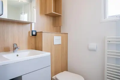 Salle de bains dans l'établissement Camping de la Corniche - Plestin-les-Grèves