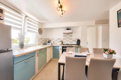Cuisine ou kitchenette dans l'établissement 100m de la plage - Appart avec jardin pour 5
