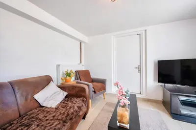 Télévision ou salle de divertissement dans l'établissement 100m de la plage - Appart avec jardin pour 5