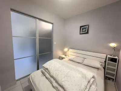 Un ou plusieurs lits dans un hébergement de l'établissement T2 rénové à 100m de la plage avec balcon et parking privé - FR-1-481-181
