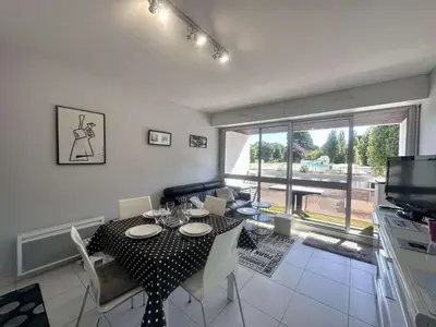Télévision ou salle de divertissement dans l'établissement T2 rénové à 100m de la plage avec balcon et parking privé - FR-1-481-181