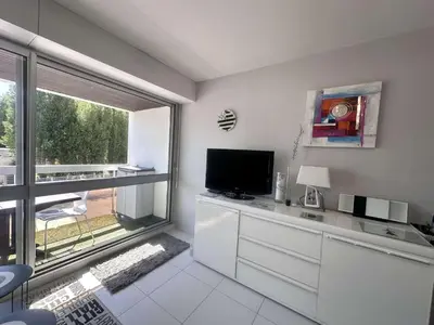 Télévision ou salle de divertissement dans l'établissement T2 rénové à 100m de la plage avec balcon et parking privé - FR-1-481-181