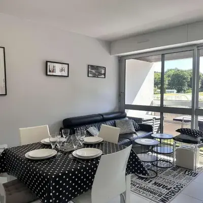 T2 rénové à 100m de la plage avec balcon et parking privé - FR-1-481-181