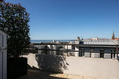 Vue générale sur la mer ou vue sur la mer prise depuis l'appartement