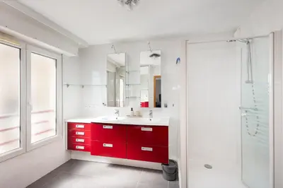Salle de bains dans l'établissement Appart de standing au centre-ville avec Vue Mer Terrasse et Garage