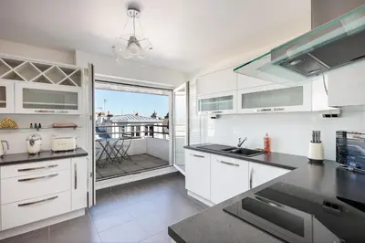 Cuisine ou kitchenette dans l'établissement Appart de standing au centre-ville avec Vue Mer Terrasse et Garage