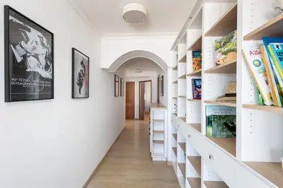 Bibliothèque dans l'appartement