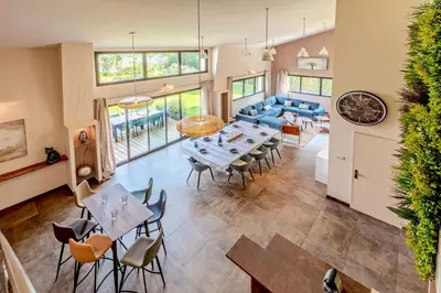 Coin salon dans l'établissement Le Loft, Spacieux 170 m2, Billiards, jardin, 3 chambres