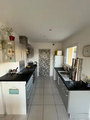 Cuisine ou kitchenette dans l'établissement Maison paisible