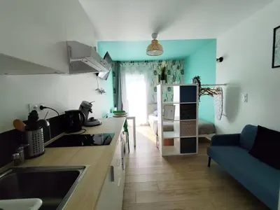 Cuisine ou kitchenette dans l'établissement Beau studio soigné avec terrasse partagée