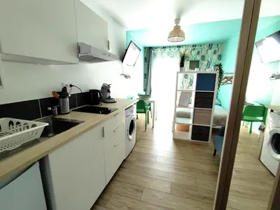 Cuisine ou kitchenette dans l'établissement Beau studio soigné avec terrasse partagée