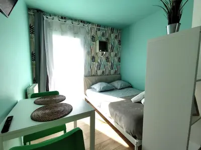 Un ou plusieurs lits dans un hébergement de l'établissement Beau studio soigné avec terrasse partagée