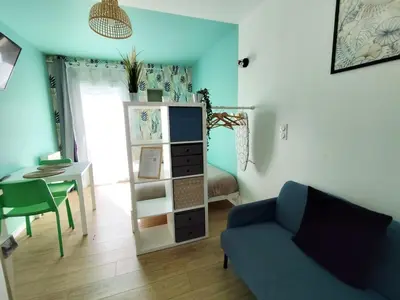 Coin salon dans l'établissement Beau studio soigné avec terrasse partagée