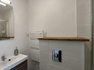 Salle de bains dans l'établissement Beau studio soigné avec terrasse partagée