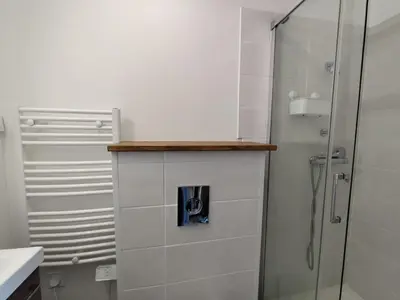 Salle de bains dans l'établissement Beau studio soigné avec terrasse partagée