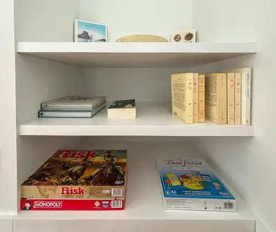 Bibliothèque dans l'appartement