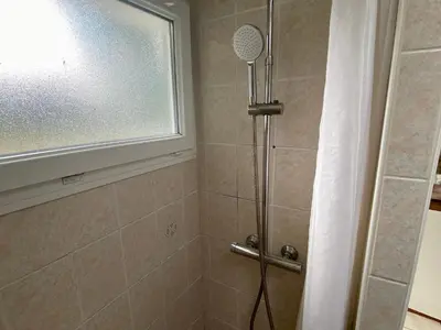 Salle de bains dans l'établissement L'Oasis, Maison avec jardin au Cabellou Concarneau