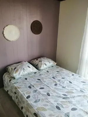Un ou plusieurs lits dans un hébergement de l'établissement Maison vue sur mer