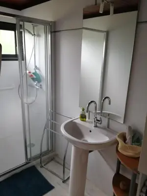 Salle de bains dans l'établissement Maison vue sur mer