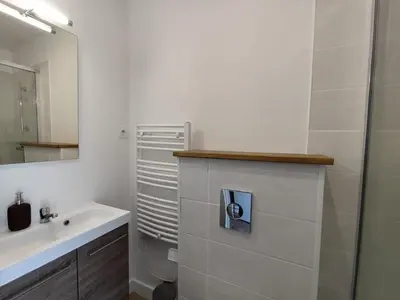 Salle de bains dans l'établissement Beau studio en toute intimité proche facultés